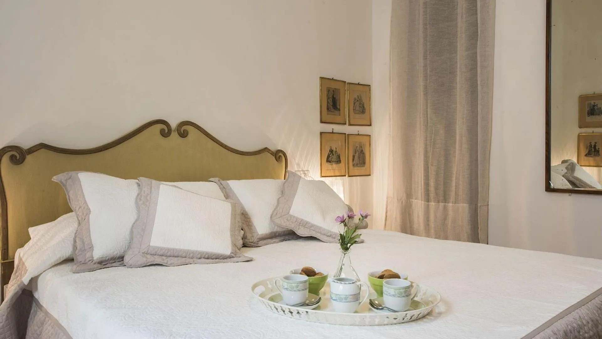 Apartment Degas Near Santa Maria Del Fiore Cathedral By Halldis フィレンツェ
